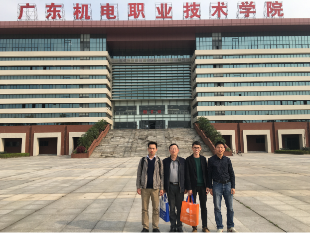 公司参会老师合影