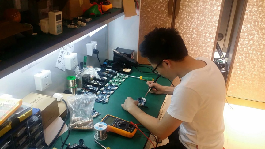 陈诗骏同学向老师们展示工作现场